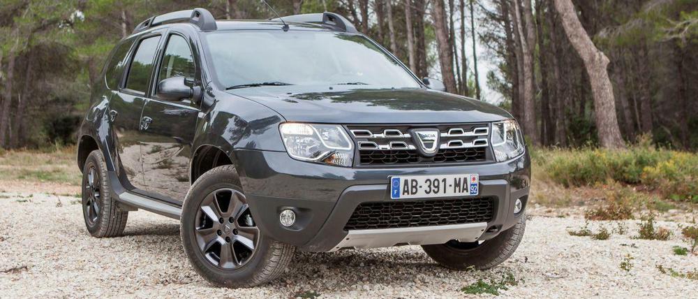 Selbstbewusster Auftritt: Der Dacia Duster 4x4 gibt sich optisch ganz stilecht mit breiter Brust, Unterfahrschutz und Dachreling. Er zeigt direkt: Ich kann nicht nur billig.