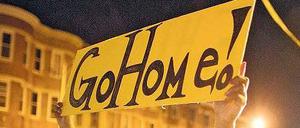 Ihr sollt nach Hause gehn. Eine Demonstrantin versucht in Baltimore, den Protest mit einem Plakat eigenhändig zu beenden. 