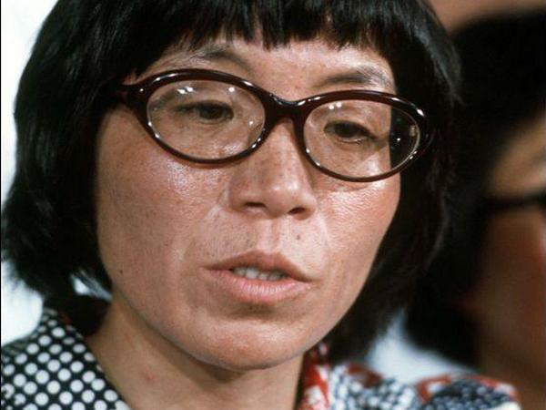Junko Tabei spricht auf einer Pressekonferenz über ihren Versuch.