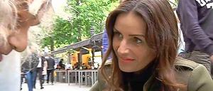 Se Frentzen als Bettlerin auf der Düsseldorfer Kö.