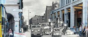 Das Schweizer Haus an der Ecke Unter den Linden/Friedrichstraße überstand den Krieg weitgehend intakt, vom Café Victoria zu seiner Rechten blieb nur ein Schutthaufen übrig. Heute steht dort der Neubau „Upper Eastside Berlin“. 