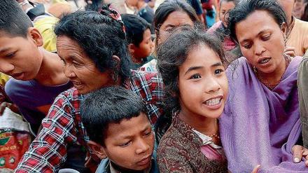 Schlange stehen fürs Essen. In Nepal fehlen vor allem Nahrung, Wasser und Medikamente. Die Lebensmittelpreise haben sich vervielfacht. Foto: Olivia Harris / Reuters