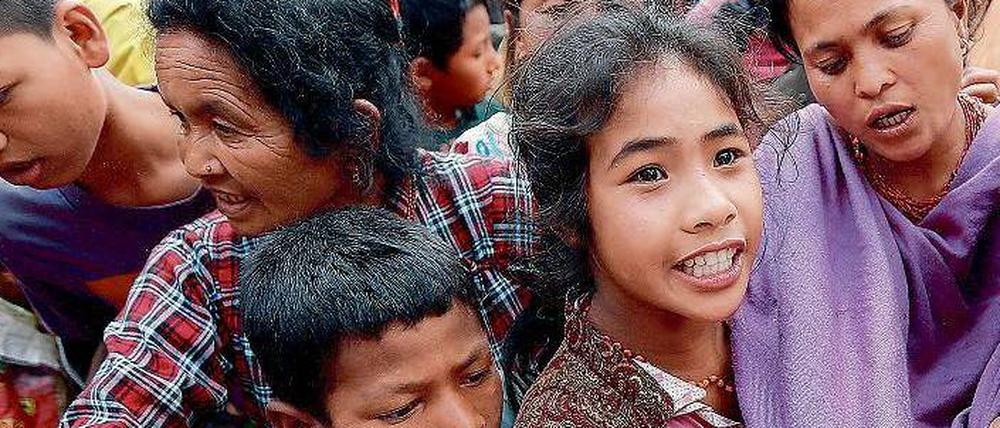 Schlange stehen fürs Essen. In Nepal fehlen vor allem Nahrung, Wasser und Medikamente. Die Lebensmittelpreise haben sich vervielfacht. Foto: Olivia Harris / Reuters