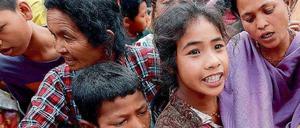 Schlange stehen fürs Essen. In Nepal fehlen vor allem Nahrung, Wasser und Medikamente. Die Lebensmittelpreise haben sich vervielfacht. Foto: Olivia Harris / Reuters