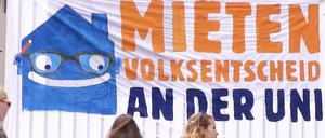 Unterschriftensammlung für den Mieten-Volksentscheid an der HU in Berlin-Mitte