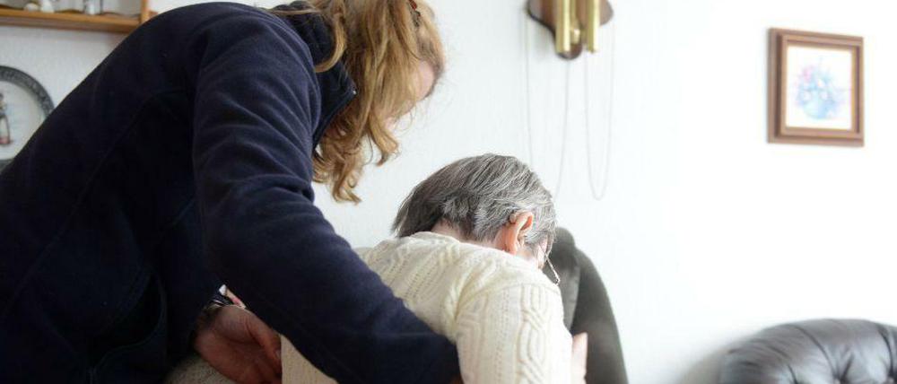 Helfende Hände. Und ganz selten nutzt ein Pfleger die Situation aus.