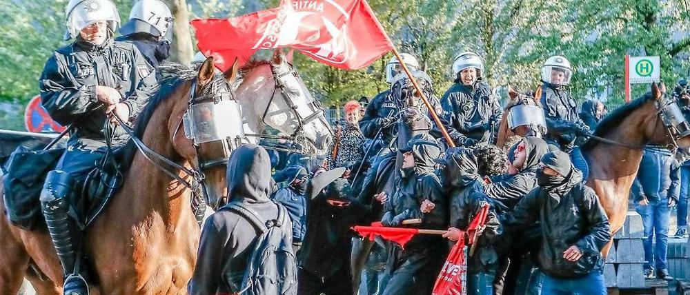 Mit Pferdekraft lösen Hamburger Polizisten eine 1.Mai-Demonstration auf.