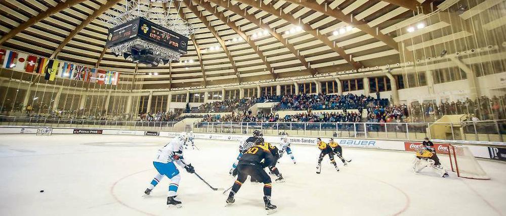 Kuschelig auf Eis. Die DEB-Auswahl spielt häufig in der Provinz wie beispielsweise in Füssen vor zwei Wochen beim 3:0 gegen Frankreich. In Berlin fand letztmals 2003 ein Länderspiel statt. Am Mittwoch trifft das Team von Pat Cortina im Wellblechpalast auf Slowenien – ob die ohnehin schon kleine Halle voll wird, ist fraglich.