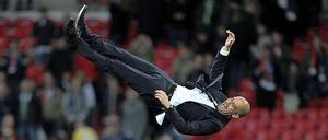 Die Mannschaft des FC Barcelona lässt ihren damaligen Trainer Pep Guardiola nach dem Gewinn der Champions League 2011 hochleben.