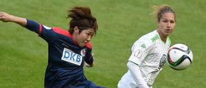 Die Wolfsburgerin Babett Peter (rechts) im Zweikampf mit der Potsdamerin Asano Nagasato.