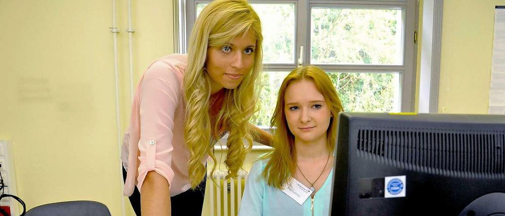 Mit Durchblick. Isabel Bloy (l.) und Anastasia Dubitskiy lernen im Amt.