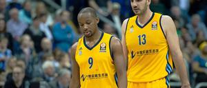 Jonathan Tabu (l., mit Marko Banic) wurde bei Alba nicht so recht warm.