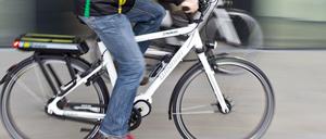 Unter Strom. Pedelecs machen gerade weniger fitten Menschen das Radfahren leichter - und schneller.