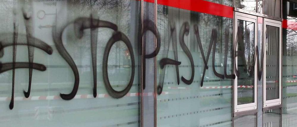 #stopasyllaw wurde in der Nacht zu Freitag an die Scheiben im Erdgeschoss vom Gebäude der Ausländerbehörde in Leipzig gesprayt. 