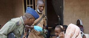 Dieses Bild zeigt laut nigerianischem Militär zwei Soldaten mit Mädchen, die aus Boko-Haram-Geiselhaft befreit worden sind. 