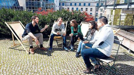 Auf der Terrasse. Bei der Firma Gameduell wird der Platz auf dem Dach auch für Teambesprechungen oder Brainstorming genutzt
