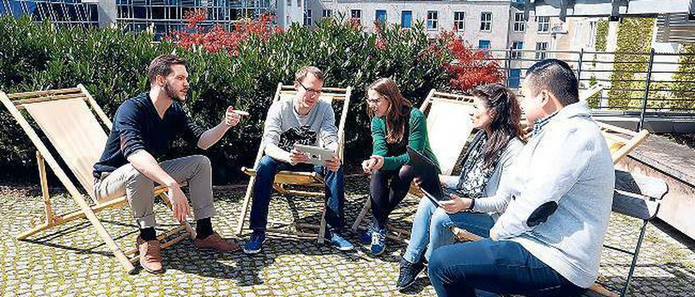 Auf der Terrasse. Bei der Firma Gameduell wird der Platz auf dem Dach auch für Teambesprechungen oder Brainstorming genutzt