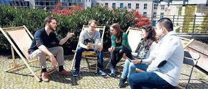 Auf der Terrasse. Bei der Firma Gameduell wird der Platz auf dem Dach auch für Teambesprechungen oder Brainstorming genutzt
