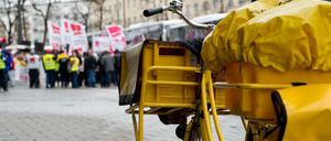 Ob diese Briefe wohl noch ausgetragen werden? Seit Mitternacht haben erneut Warnstreiks der Briefzusteller begonnen. 