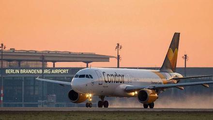 Der BER ist eröffnet - teilweise zumindest: Dieser Airbus A320 der Fluglinie Condor startete am Sonnabend auf der Südbahn.