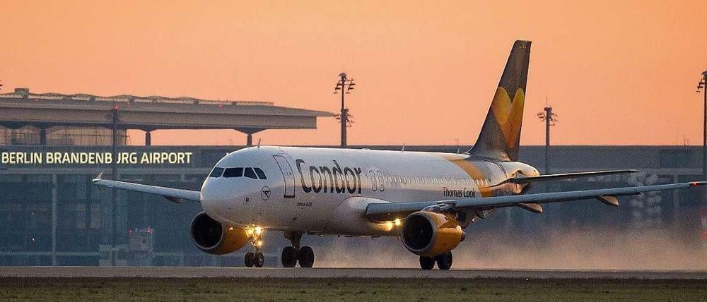 Der BER ist eröffnet - teilweise zumindest: Dieser Airbus A320 der Fluglinie Condor startete am Sonnabend auf der Südbahn.