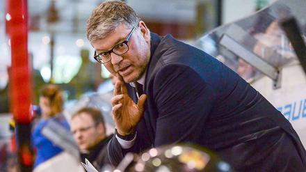 Bundestrainer Pat Cortina schafft es bisher nicht, ein Wir-Gefühl zu erzeugen.