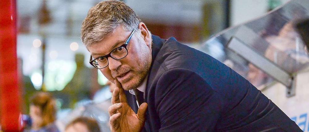 Bundestrainer Pat Cortina schafft es bisher nicht, ein Wir-Gefühl zu erzeugen.