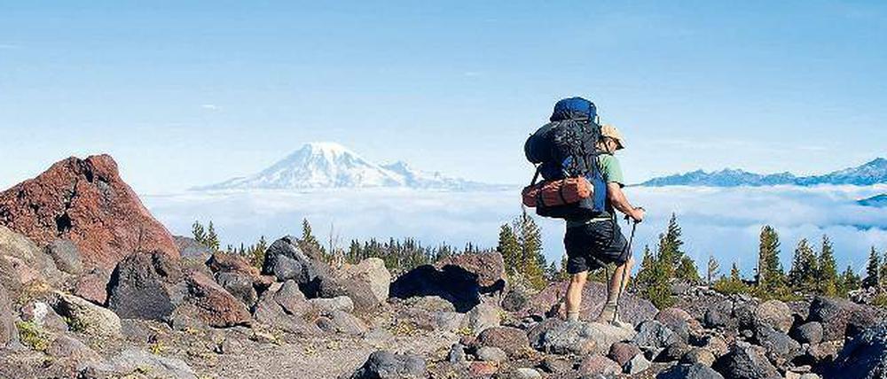 Unterwegs in fernen Ländern. Wer als Backpacker für ein paar Monate um die Welt reisen will, muss bei den Vorbereitungen viele Entscheidungen treffen. 