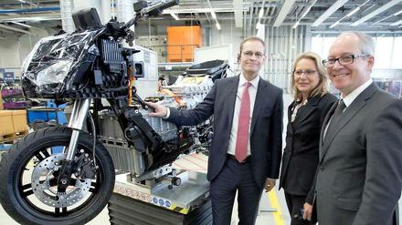 Produktionsleiter Marc Sielemann (rechts) führt Berlins Bürgermeister Michael Müller und Wirtschaftssenatorin Cornelia Yzer durch das Motorradwerk. 