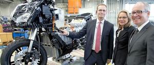 Produktionsleiter Marc Sielemann (rechts) führt Berlins Bürgermeister Michael Müller und Wirtschaftssenatorin Cornelia Yzer durch das Motorradwerk. 