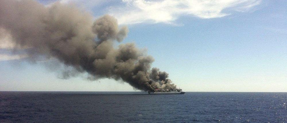 Die brennende Fähre "Sorrento" auf dem Meer vor Mallorca