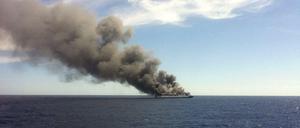 Die brennende Fähre "Sorrento" auf dem Meer vor Mallorca