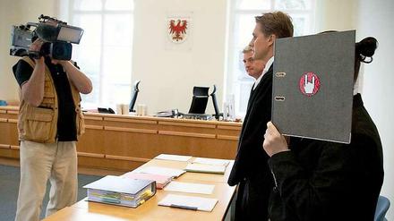 Verurteilt. Der junge Mann, der die 14-Jährige Alyssa aus Eichewalde erstochen hat, muss mehr als 13 Jahre ins Gefängnis.