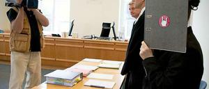 Verurteilt. Der junge Mann, der die 14-Jährige Alyssa aus Eichewalde erstochen hat, muss mehr als 13 Jahre ins Gefängnis.