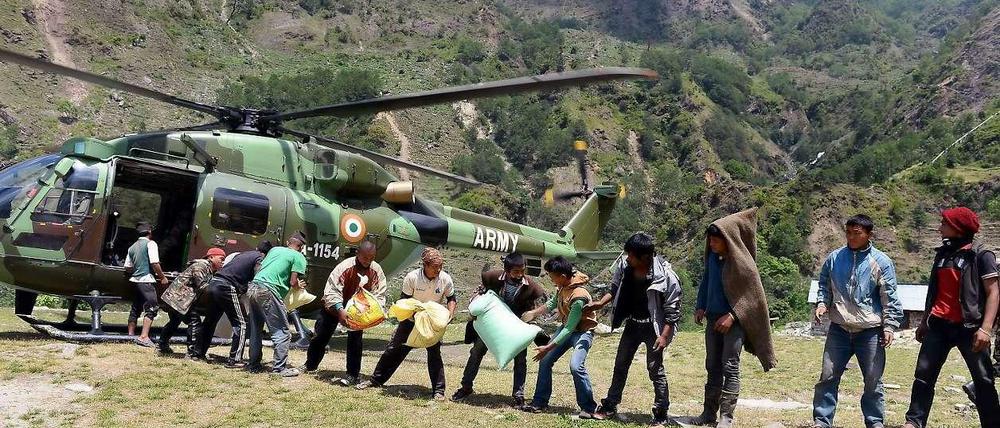 Ein Rettungshubschrauber bringt Decken, Lebensmittel und Zelte in das abgelegene Dorf Bhogteni im Distrikt Gorkha. Nepal benötigt dringend mehr Hubschrauber, um die abgelegenen Regionen des Landes nach dem Erdbeben zu versorgen.