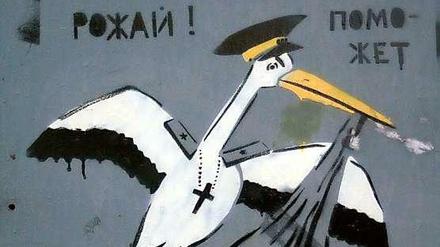 Ein Schablonengraffitto von Gandhi, 2015. Text: Vergewaltigt? Gebäre! Gott wird schon helfen!