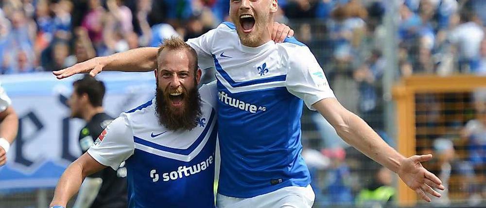Jubel im Aufstiegskampf: Der Darmstädter Hanno Behrens (r.) freut sich mit Marco Sailer über sein Tor zum 3:1.
