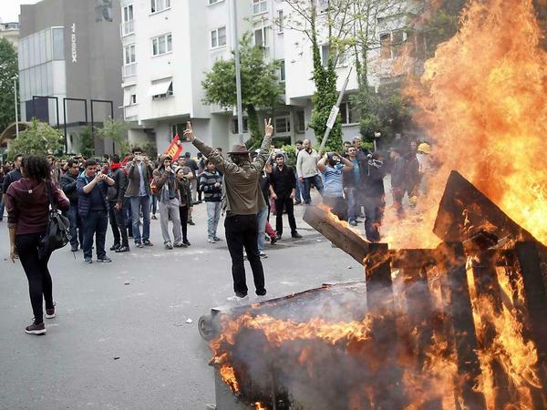 In Istanbul demonstrieren Oppositionelle gegen das Demonstrationsverbot auf dem symbolträchtigen Taksim-Platz.