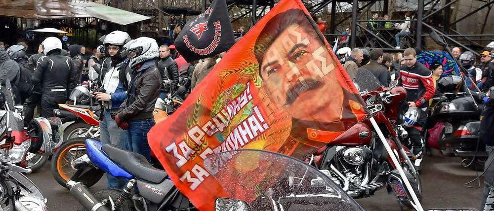 Die "Nachtwölfe" - hier auf dem Gelände des Clubs ins Moskau - gelten als Nationalisten und als Stalin-Verehrer. Auf der Fahne steht: "Für die Heimat! Für Stalin!"