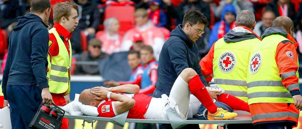 Elkin Soto wird nach seiner schweren Verletzung vom Platz getragen.