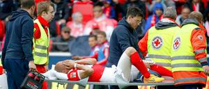 Elkin Soto wird nach seiner schweren Verletzung vom Platz getragen.