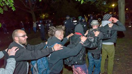 "Hier fliegen gleich die Löcher aus dem Käse." Polonaise am Rand der abendlichen Demo. Zehntausende feierten den 1. Mai in Kreuzberg bis spät in die Nacht.