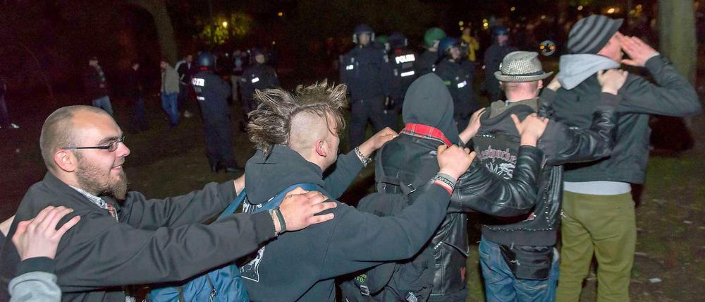 "Hier fliegen gleich die Löcher aus dem Käse." Polonaise am Rand der abendlichen Demo. Zehntausende feierten den 1. Mai in Kreuzberg bis spät in die Nacht.