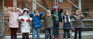 Diese Schüler machen stellvertretend für viele andere im Bezirk Steglitz-Zehlendorf eine eindeutige Handbewegung.