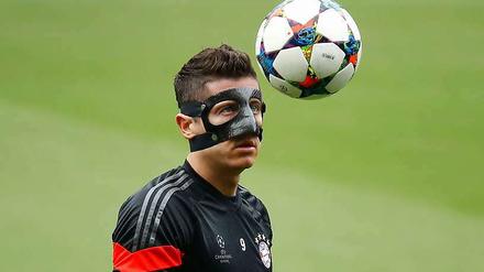 Der Mann mit der Maske. Robert Lewandowski absolvierte am Dienstag das Trainer im Camp Nou.