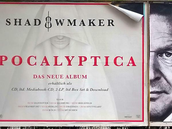 Shadowmaker Schröder? Kein Banner einer Mai-Demo, sondern lediglich zwei Plakate in der Anhalter Straße.