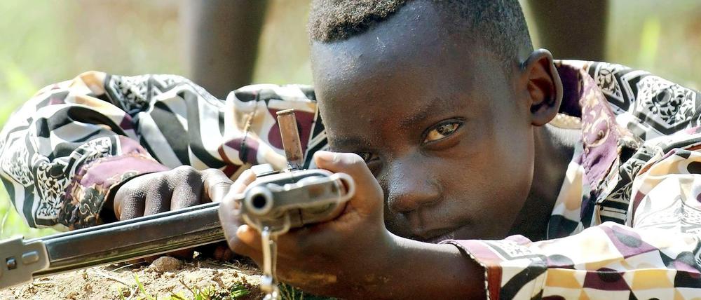 Auch im Kongo gibt es noch zahlreiche Kindersoldaten, hier ein zehnjähriger Kämpfer der so genannten Union Kongolesischer Patrioten (UPC) beim Schießtraining.