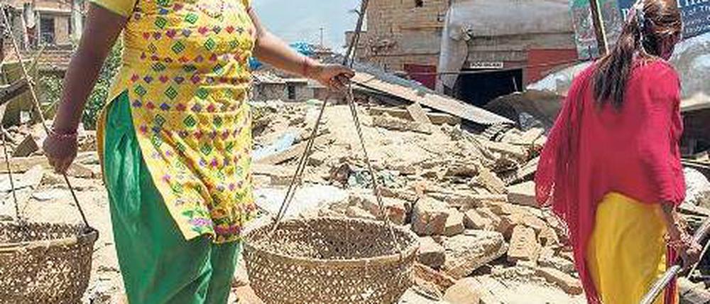Nichts mehr. Viele Menschen in Nepal haben durch das Beben alles verloren. Die internationale Hilfe kommt nicht zu ihnen durch, weil der Flughafen in Kathmandu zu klein ist – und manche lokale Behörde zu korrupt.