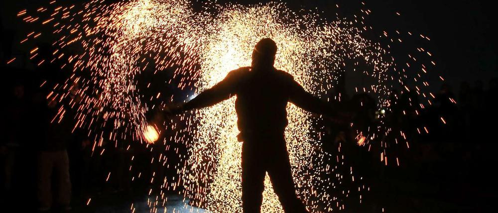 Funken sprühen beim Hexentanz im Mauerpark: Die Walpurgisnacht 2015 velief weitgehend störungsfrei und friedlich.