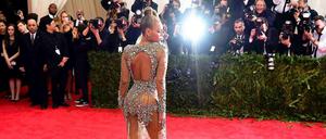 Beyoncé auf dem roten Teppich des "Met Ball". Einige Stellen des Körpers hat die Sängerin mit Stoff bedeckt.